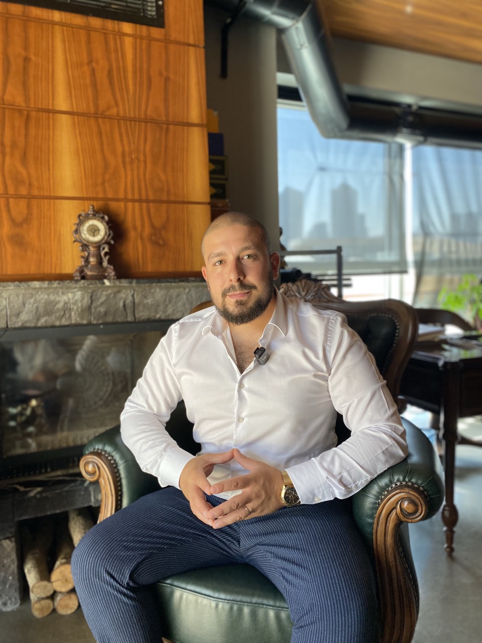 Gayrimenkul danışmanı Ertuğrul Cenk Özer ofisinde